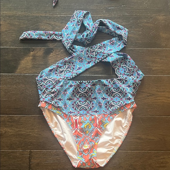 VENUS Multicolor Patterned Bikini - Picture 2 of 4